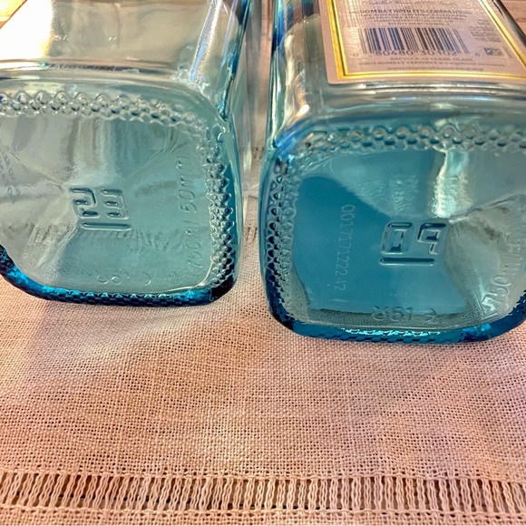 š©µ2 Bombay Sapphire EMPTY Gin Bottles, 1~ Cap + Label & 1~ No Cap & No Label𩵠- Picture 4 of 4